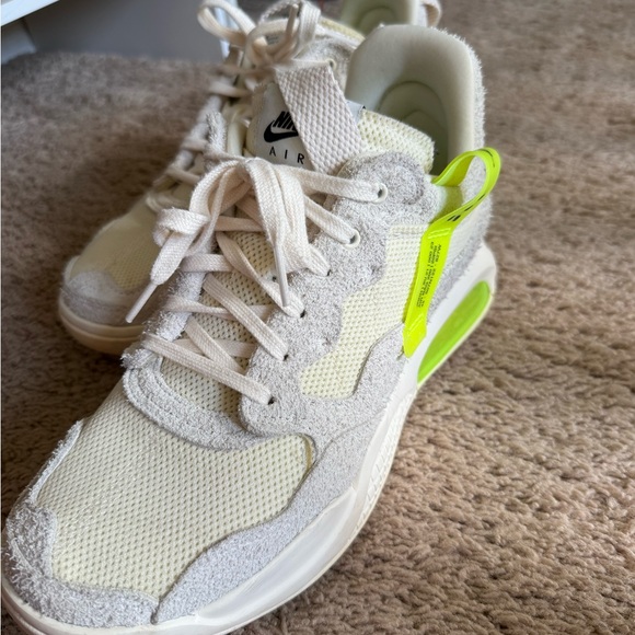 Nike White and Green Sneakers with Dynamic Design and Comfort - Picture 1 of 5